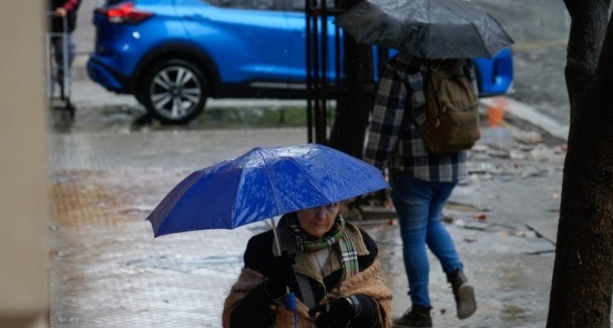 Alerta naranja para la regi&oacute;n: un frente fr&iacute;o traer&aacute; tormentas fuertes con r&aacute;fagas