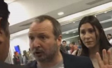 Escracharon a Sabatella en un aeropuerto y no pudo viajar