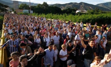 Miles de venezolanos cruzan a Colombia en la reapertura de la frontera com&uacute;n