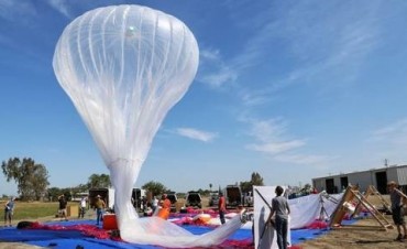 Cay&oacute; un globo de Google en un campo de las modelos Maglietti
