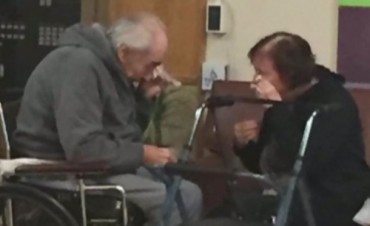 La imagen de esta pareja de ancianos despidi&eacute;ndose est&aacute; rompiendo corazones
