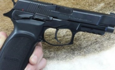 Detuvieron a un suboficial penitenciario con un arma cargada a la que denunci&oacute; como robada