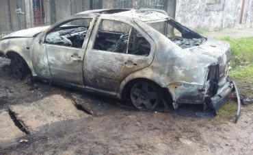 Nuevo auto quemado en Santa Fe