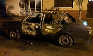 Dos menores detenidos tras incendiar un auto en la v&iacute;a p&uacute;blica