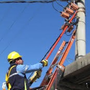 Qued&oacute; suspendido en el aire un transformador de la EPE