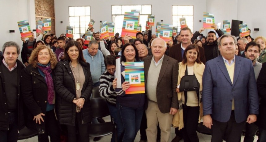 Lifschitz entregó 40 escrituras a familias de Santo Tomé