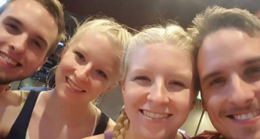 Se casan dos parejas de gemelos y se van a vivir juntos en Estados Unidos
