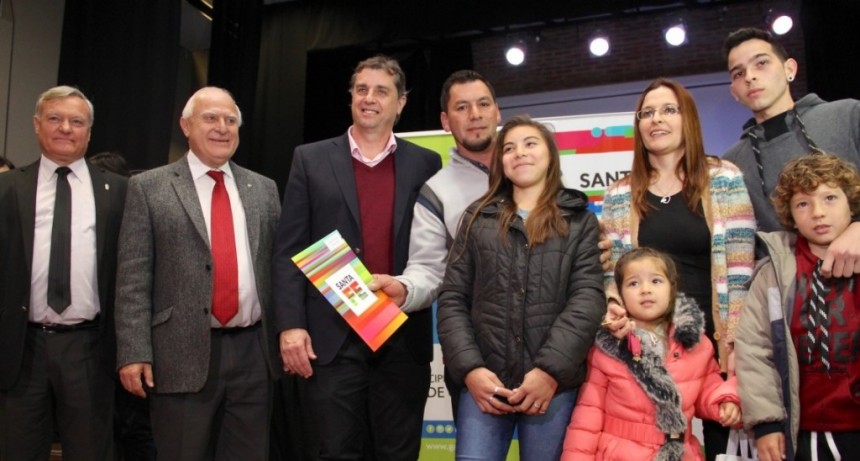 Lifschitz entreg&oacute; viviendas a docentes de la ciudad de G&aacute;lvez