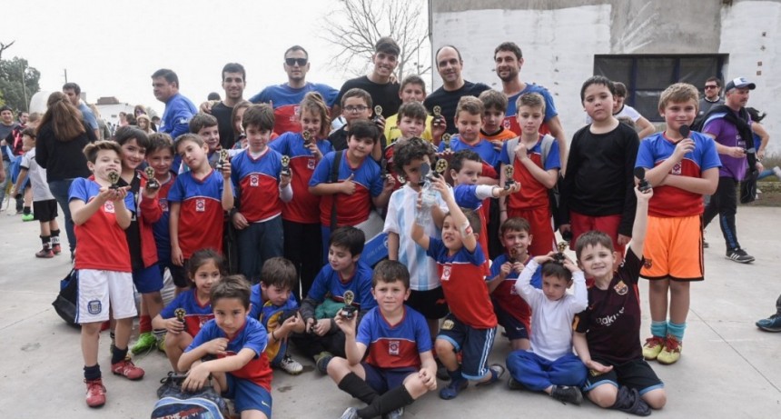 Las Escuelas de F&uacute;tbol de la ciudad se juntaron para festejar el D&iacute;a del Ni&ntilde;o