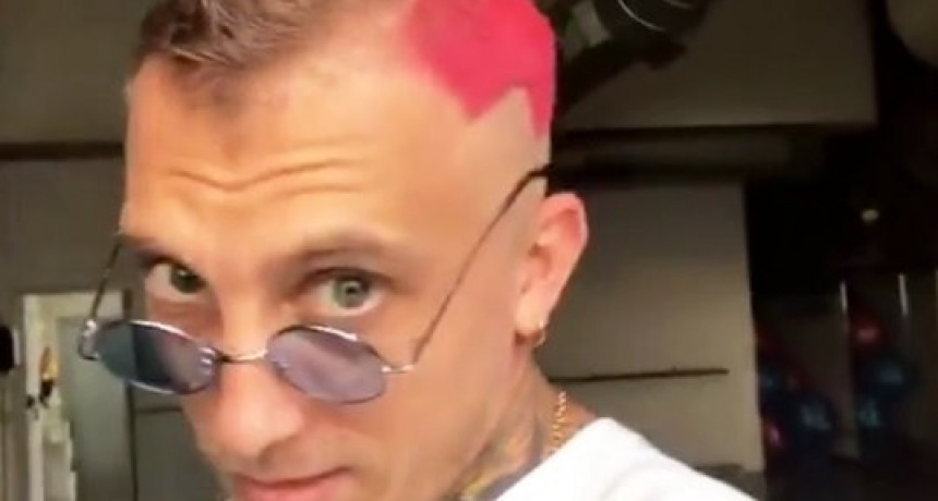 El Polaco se rap&oacute; y se ti&ntilde;&oacute; el pelo de rosa