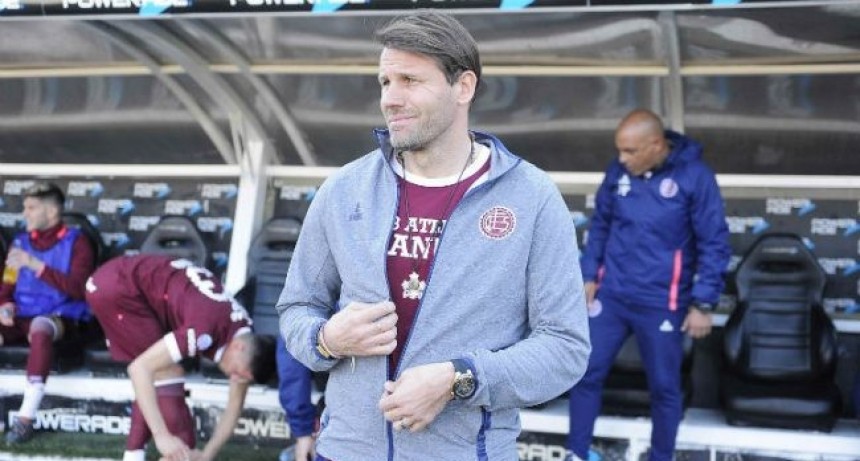 La Superliga se cobr&oacute; su primera v&iacute;ctima: Carboni dej&oacute; de ser el t&eacute;cnico de Lan&uacute;s