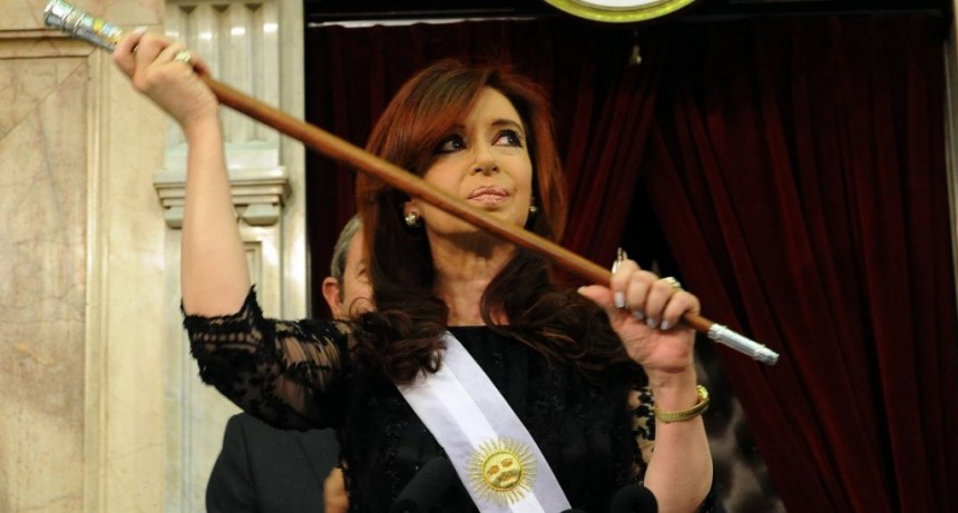 Cristina Kirchner recuper&oacute; los bastones presidenciales tras la orden de Bonadio