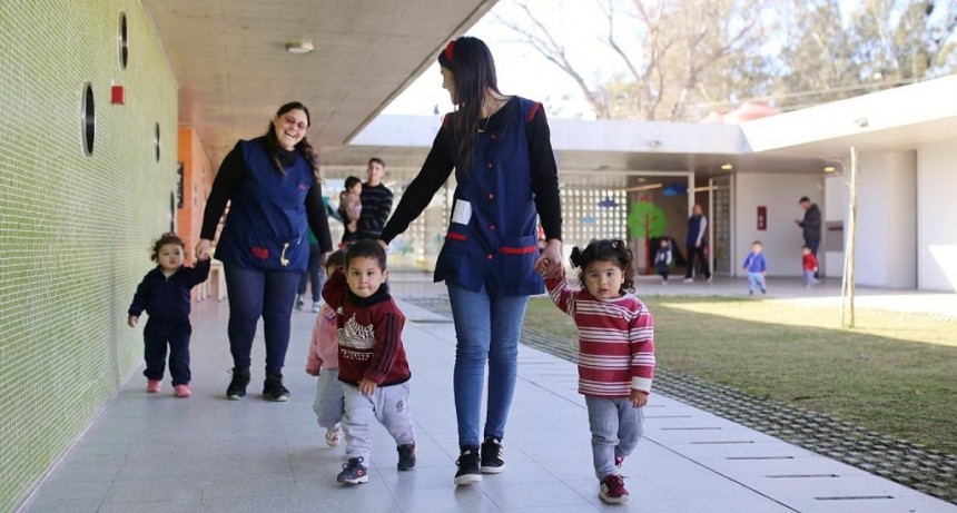 Ni&ntilde;os y ni&ntilde;as de los Jardines Municipales celebran durante todo agosto