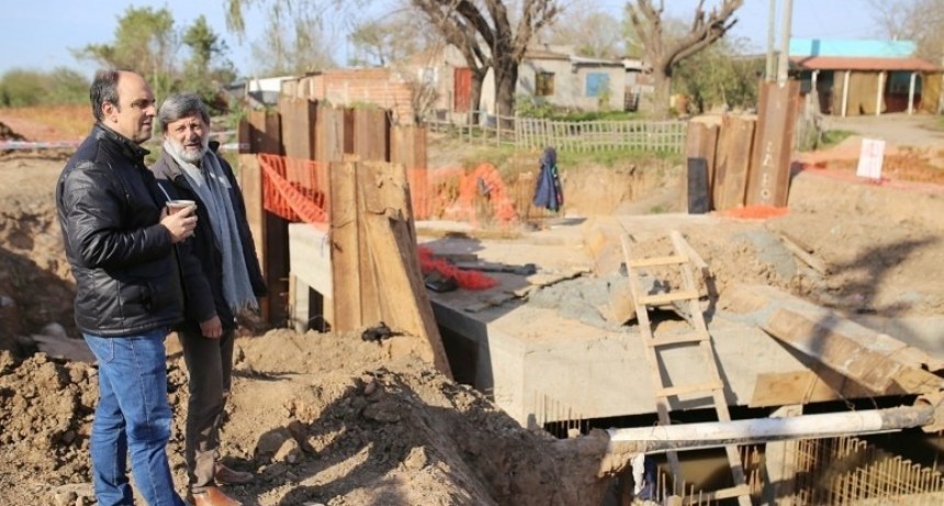 Corral supervis&oacute; el avance de la obra del desag&uuml;e Espora