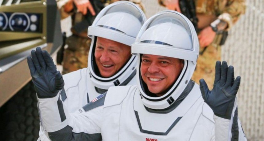 Los astronautas de la SpaceX regresaron con &eacute;xito a la Tierra