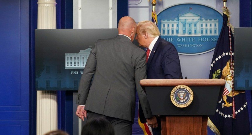 Trump tuvo que ser evacuado en una conferencia de prensa