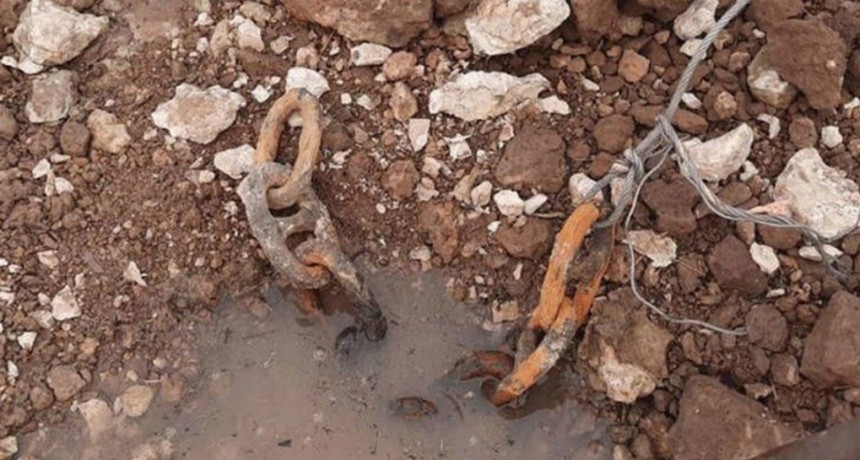 Un pescador hall&oacute; restos de una cadena que habr&iacute;a sido utilizada en la Vuelta de Obligado