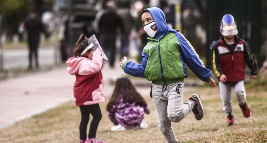 La OMS recomend&oacute; el uso de barbijos en chicos a partir de los 12 a&ntilde;os