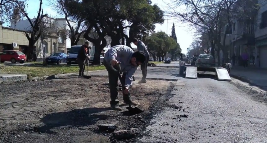 Se realizan obras de bacheo en Arist&oacute;bulo del Valle