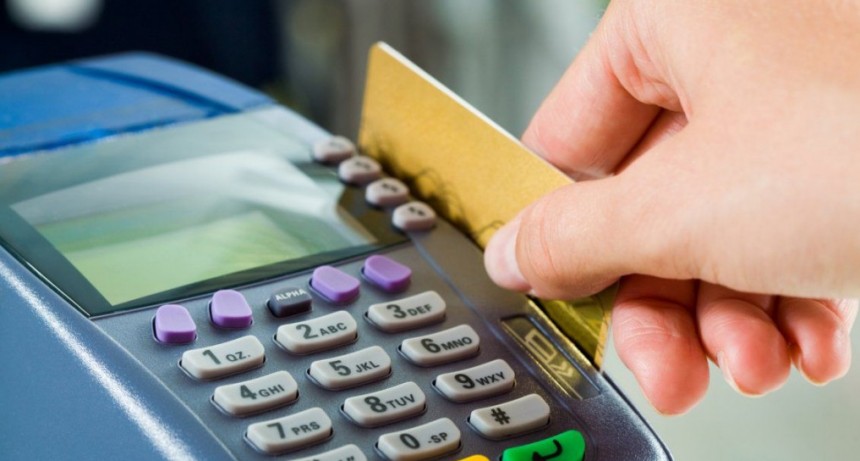 Jubilados y AUH: prorrogan el reintegro del 15% por compras con d&eacute;bito