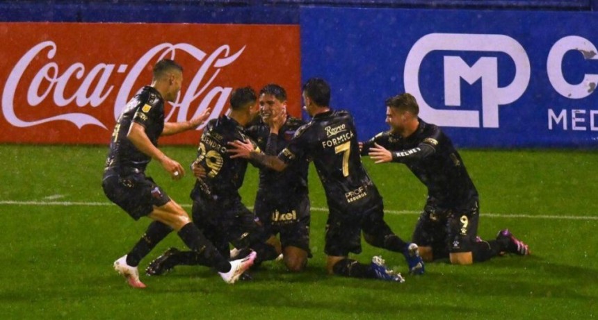 Col&oacute;n venci&oacute; 1-0 a V&eacute;lez y se afianza en la cima de la tabla