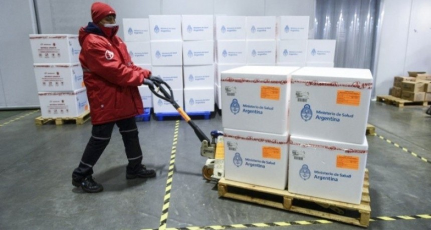 Comienzan a repartir 680 mil dosis de AstraZeneca producidas en el pa&iacute;s