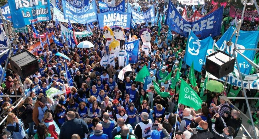 Paro de docentes, m&eacute;dicos y estatales y convocatoria a paritarias del gobierno