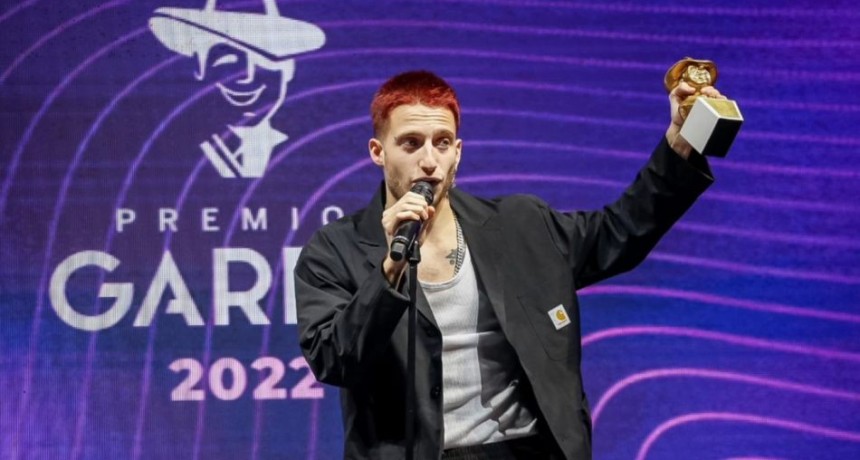 Wos se consagr&oacute; en unos Premios Gardel que dieron cuenta del recambio generacional