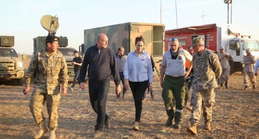 Incendios en las islas: Perotti recorri&oacute; el puesto del comando unificado en la base operativa de Alvear