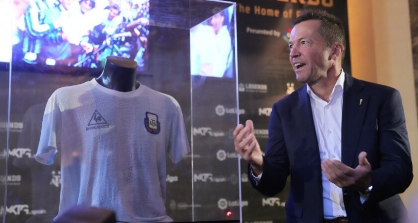 Matth�us entreg&oacute; la camiseta que us&oacute; Maradona en la final del '86