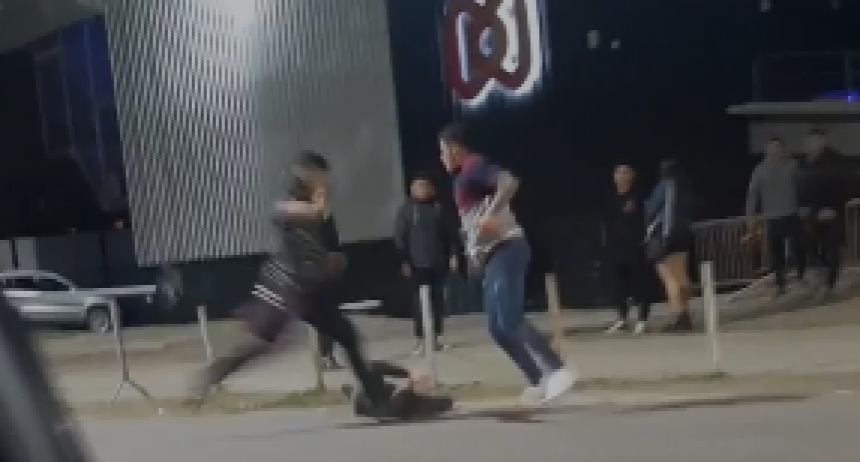 LOCURA le patearon la cabeza en el piso tras una pelea en la zona de boliches