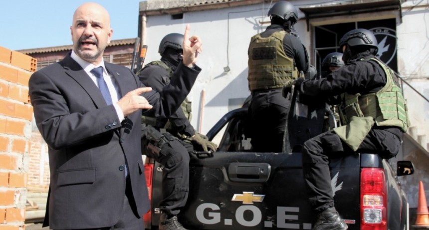 El gobierno provincial compr&oacute; 250 escopetas y 147 cascos bal&iacute;sticos para el personal policial