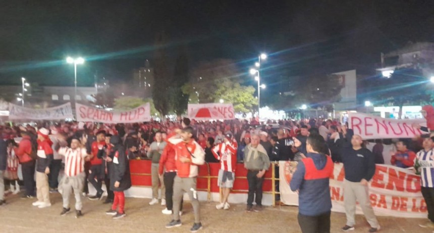 &ldquo;Renuncien&rdquo;: fuerte reclamo de los hinchas contra la dirigencia de Uni&oacute;n