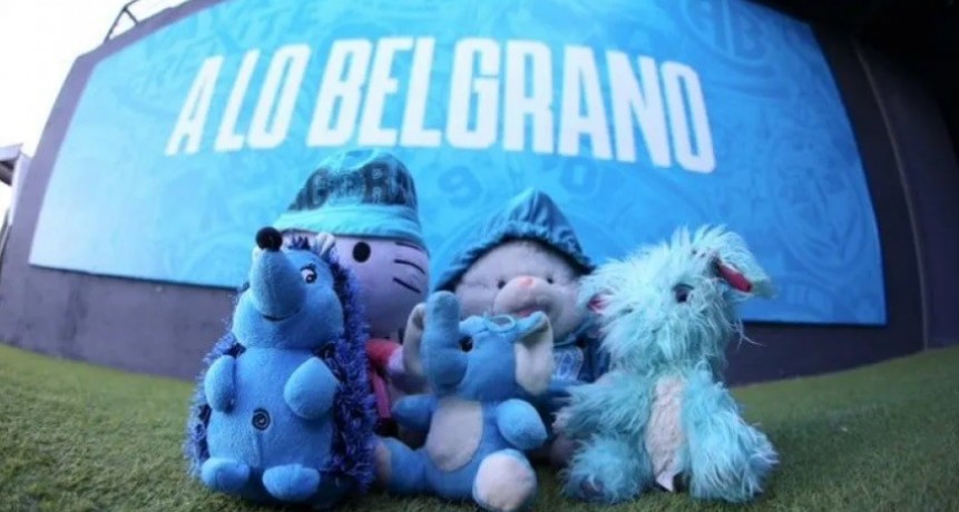 Los hinchas de Belgrano arrojaron aviones de papel y peluches por el Día de la Niñez