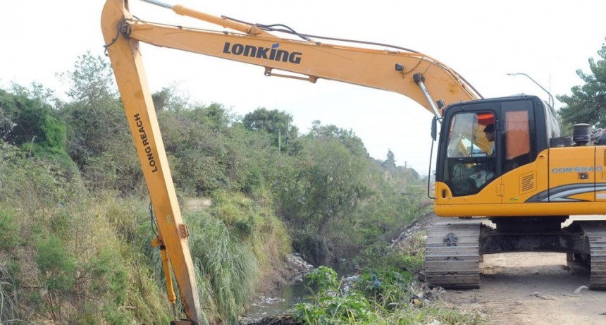 La Municipalidad limpia y acondiciona el canal de Camino Viejo
