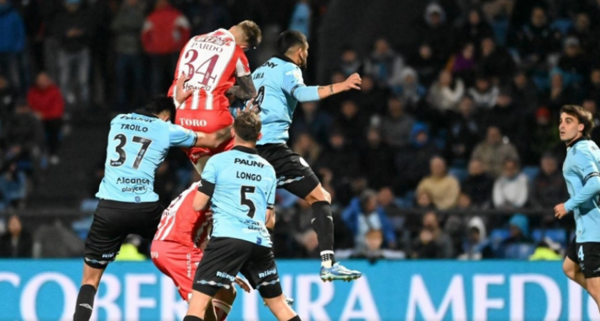 En un final con pol&eacute;mica Belgrano le empat&oacute; el partido a Uni&oacute;n