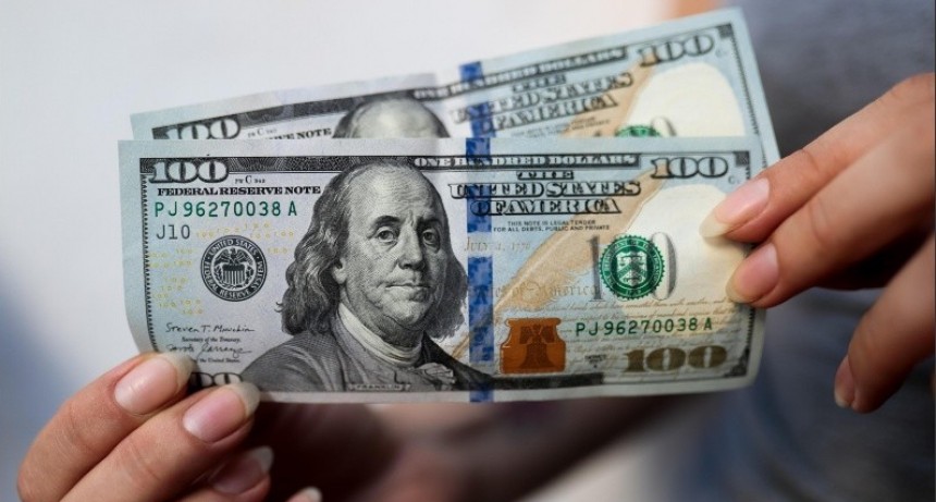 D&oacute;lar oficial a $1.380: subi&oacute; $80 en dos d&iacute;as y m&aacute;s de 13% en el mes