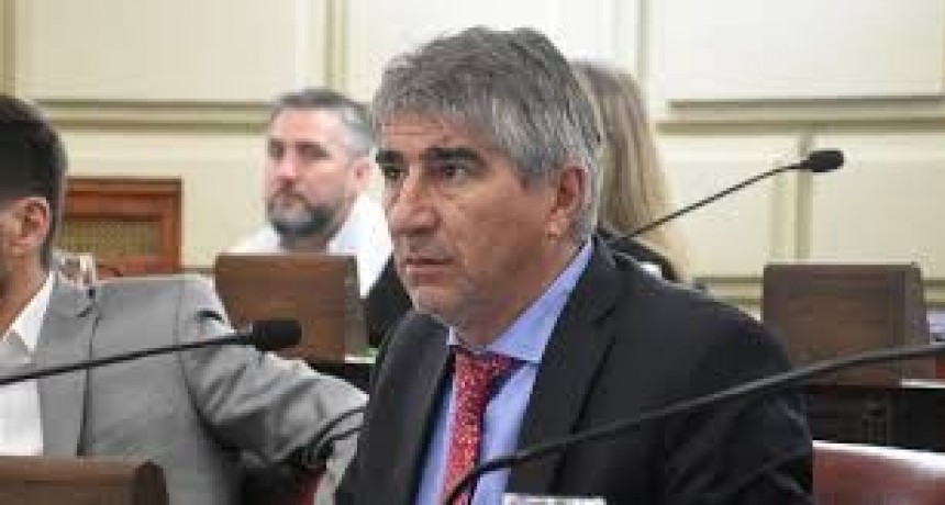 Fabi&aacute;n Bastia, a docentes santafesinos: "La paritaria est&aacute; cerrada"