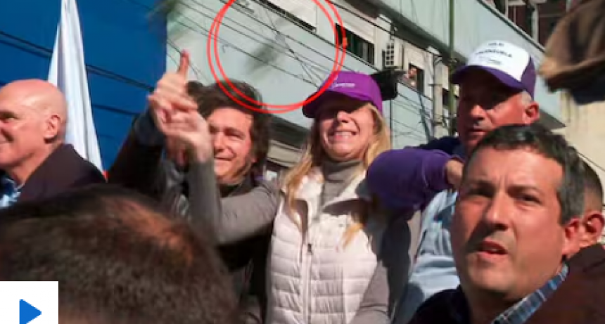 Atacaron con piedras a la caravana de Javier y Karina Milei en Lomas de Zamora: la custodia se llevó al presidente y Espert escapó en moto