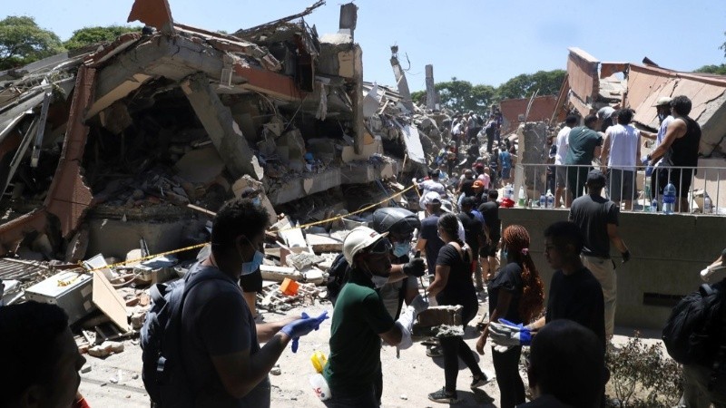 Terremoto en Colombia: ya son al menos 132 muertos y 570 heridos, buscan m&aacute;s v&iacute;ctimas debajo de los escombros
