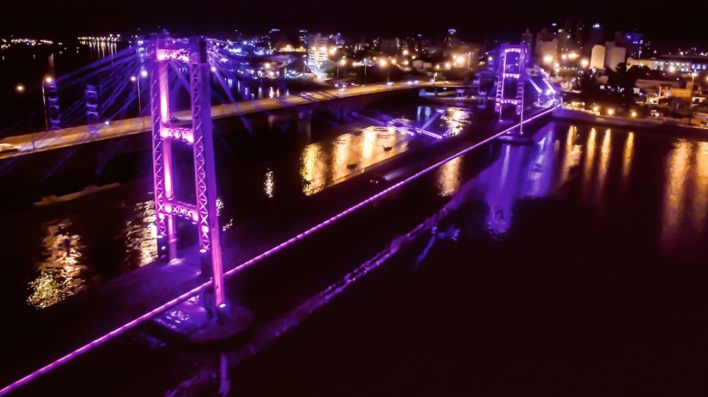 S&iacute;mbolo de la ciudad: El Puente Colgante vuelve a lucir con su sistema lum&iacute;nico completo