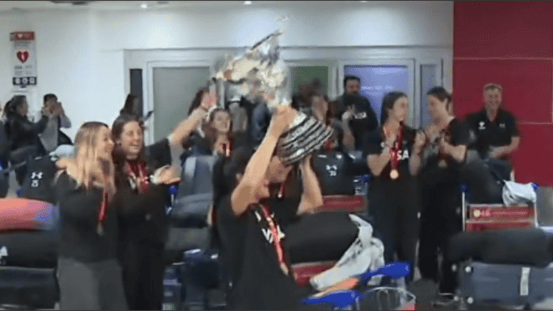 Las Leonas volvieron al pa&iacute;s tras consagrarse campeonas del mundo: &ldquo;Esto es de todos&rdquo;