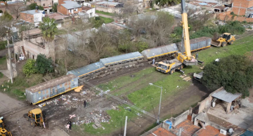 Descarrilamiento en Santa Rosa de Lima: contin&uacute;an las tareas para retirar los vagones volcados