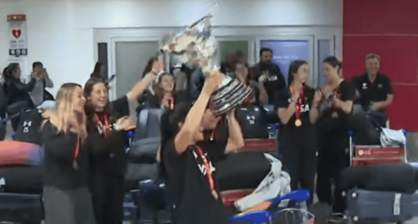 Las Leonas volvieron al pa&iacute;s tras consagrarse campeonas del mundo: &ldquo;Esto es de todos&rdquo;