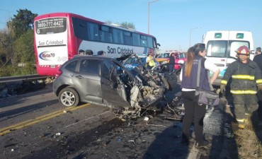 Impresionante choque de un colectivo con pasajeros y un autom&oacute;vil