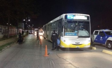 Detienen a dos j&oacute;venes en operativos a colectivos