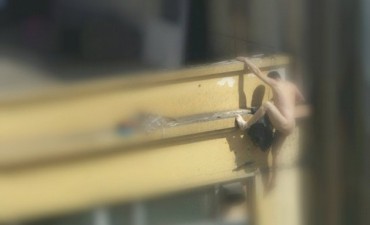 Un "pata de lana" por los techos de Cordoba escandaliza a la Polic&iacute;a