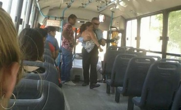 Conmovedor: Chofer carg&oacute; a una persona discapacitada para subirla al colectivo