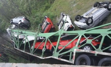 Impactante: cami&oacute;n cay&oacute; de un puente en la autopista a Santa Fe 