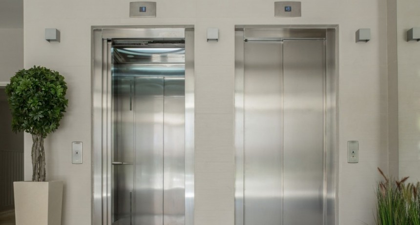Se cay&oacute; un ascensor con tres personas en un edificio del microcentro